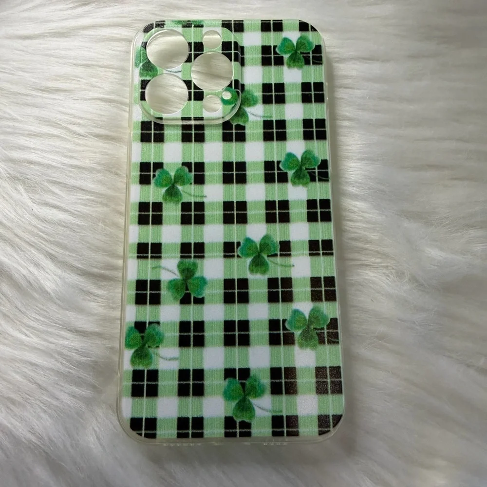 🩷5/$10 IPhone 15 max pro Green Plaid Clover Phone Case